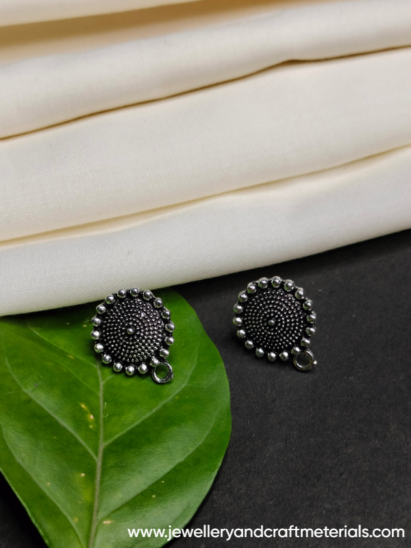 Small dotted silver studd