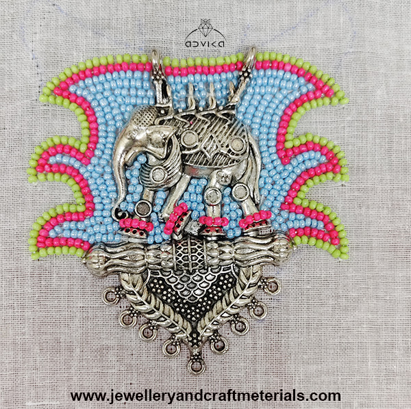 Embroidered pendant Patch 04