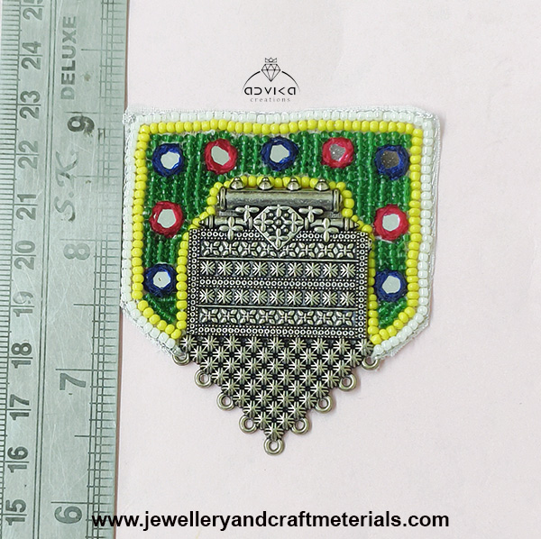 Embroidered pendant Patch 01