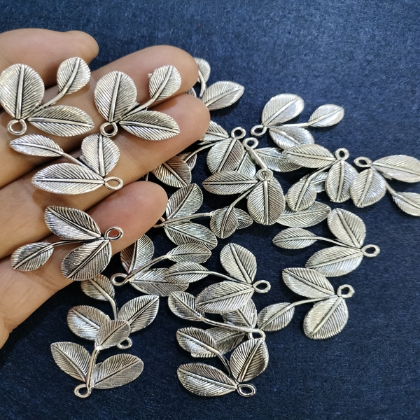 silver 3 leaf charm pendant
