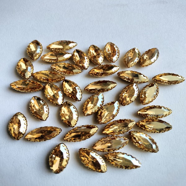 Golden eye shape clip stone