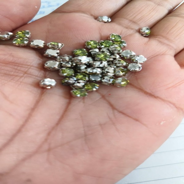 Parrot Green Clip stone 4 mm 