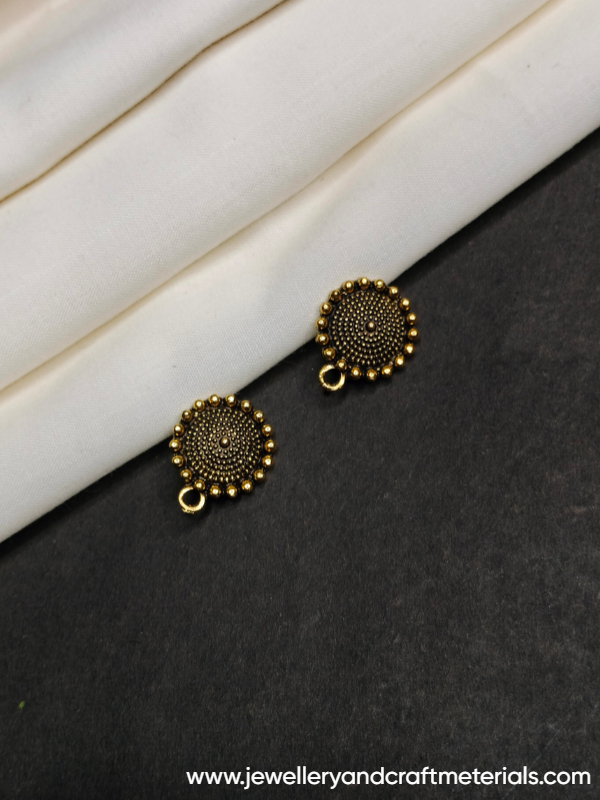 Small dotted golden studd 