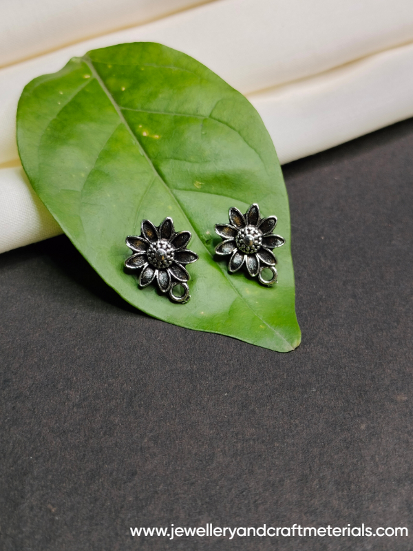 Small flower silver studd 