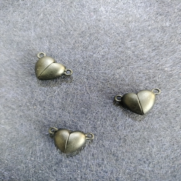 black heart magnet charm