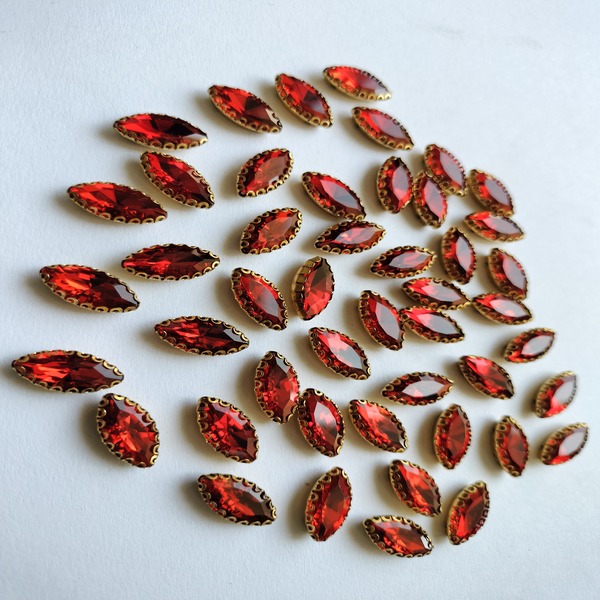 Red eye shape clipstone 15 mm