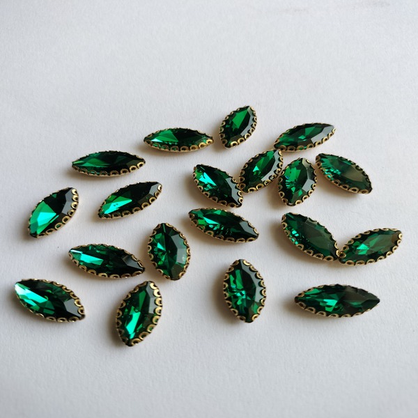 Green eye shape clipstone