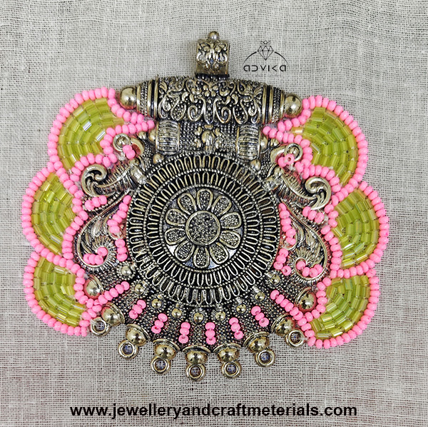 Embroidered pendant Patch 05