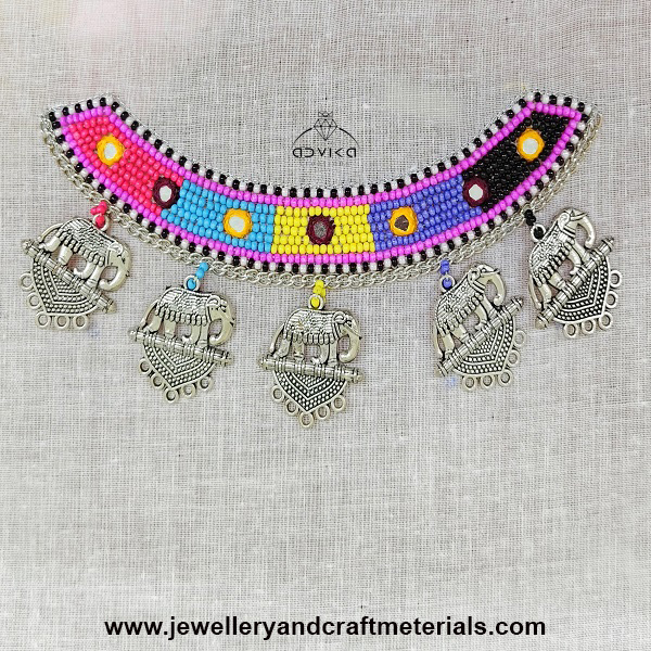 Embroidered pendant Patch 07