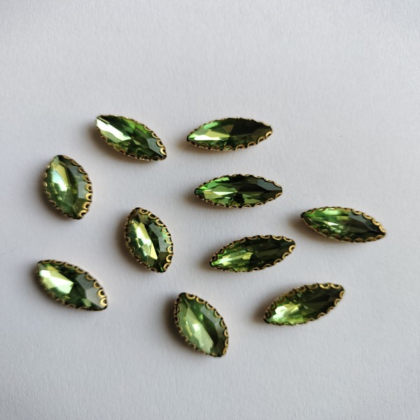 Parrot green eye shape clip stone 15 mm